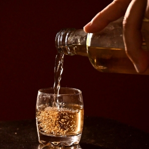 Suspeita de intoxicação por metanol leva Polícia a investigar origem de uísque artesanal  