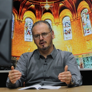 Renove sua fé e encontre força nas mensagens e orações do Padre Elizandro, ao vivo nesta tarde