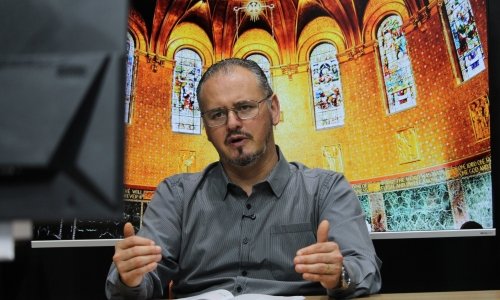 Renove sua fé e encontre força nas mensagens e orações do Padre Elizandro, ao vivo nesta tarde