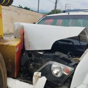 Homem de 61 anos passa mal e colide carro contra rolo compactador 
