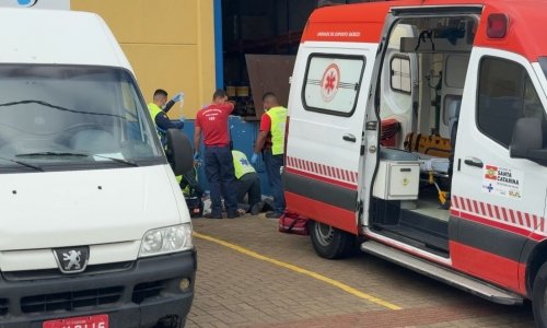 Jovem morre prensado por caminhão em empresa de logística   