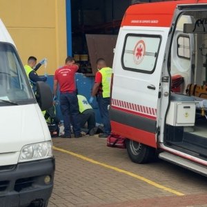Jovem morre prensado por caminhão em empresa de logística   