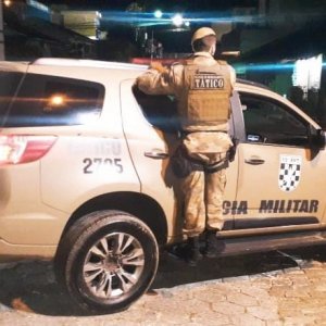 Casal é rendido durante assalto em residência no bairro Rio Branco