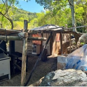 Construção irregular na Praia do Canguá é demolida