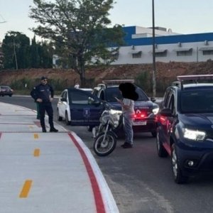Motociclista tenta fugir e é autuado por dirigir sem habilitação e sob efeito de álcool
