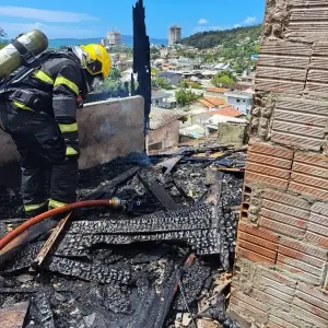 Casa de madeira é destruída por incêndio em Itapema; não houve feridos