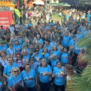 Idosos participam de passeio à Oktoberfest em Blumenau