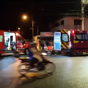 Homem fica gravemente ferido após ser atropelado por motocicleta durante manobras perigosas  