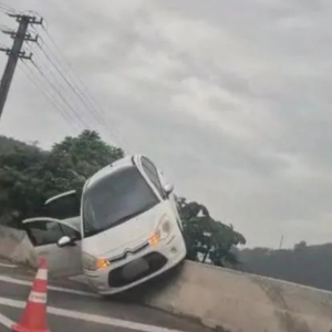 Motorista perde controle na BR-101 e carro fica pendurado no Morro do Boi  