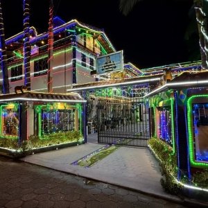 Luzes de Natal voltam a brilhar e transformam residência em ponto turístico