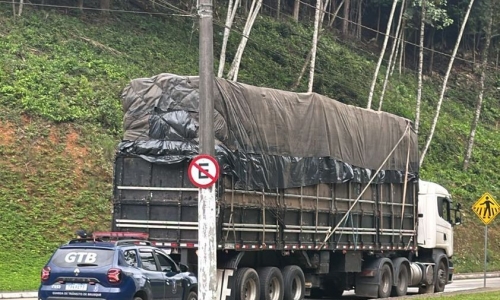 Caminhão com excesso de altura é flagrado pela Guarda de Trânsito 
