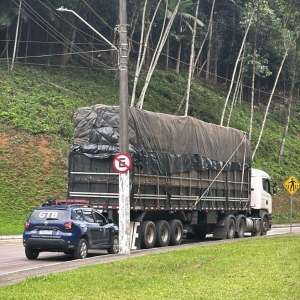 Caminhão com excesso de altura é flagrado pela Guarda de Trânsito 