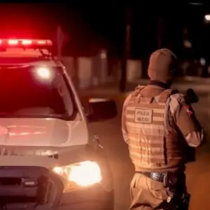 Homem é preso por agredir e manter mulher em cárcere privado