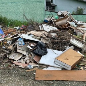 Moradores denunciam descarte irregular de lixo atrás de creche em Brusque  