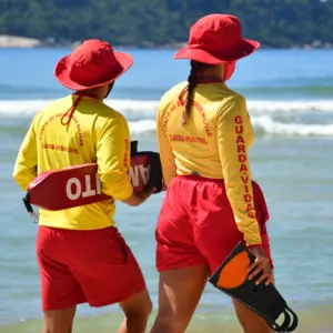 Postos de salva-vidas serão reativados em praias catarinenses a partir desta sexta-feira