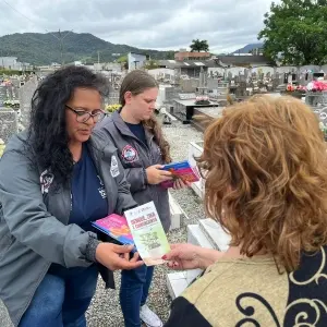 Dia de Finados: Vigilância Ambiental reforça ações contra o mosquito da dengue em cemitério