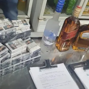 Fiscalização apreende bebidas com sinais de adulteração e cigarros contrabandeados 