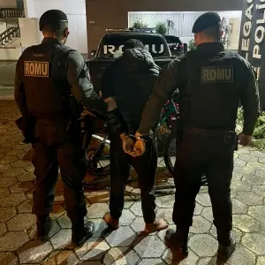 Quadrilha troca tiros com agentes após série de roubos em Itapema