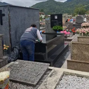 Após Finados, ação em cemitérios de Itapema elimina mais de mil possíveis focos da dengue