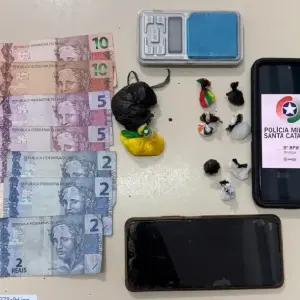 Perseguição pelas ruas de cidade termina com prisão por tráfico de drogas