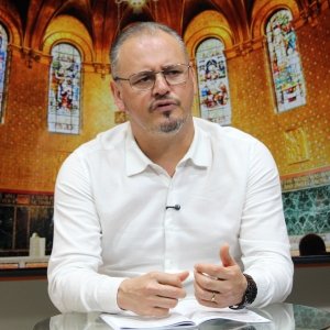 Tarde especial de fé e oração com Padre Elizandro, trazendo palavras que confortam, renovam e edificam
