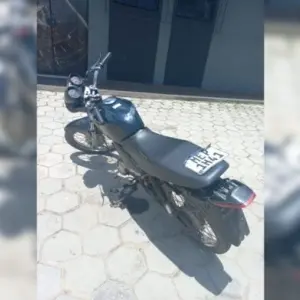 Suspeito é preso após tentativa de fuga e adulteração de placa de motocicleta