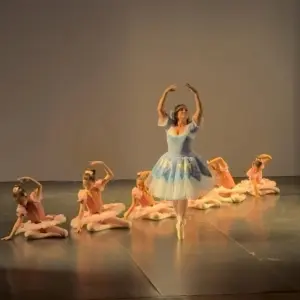 VÍDEO | Festival de Dança inspirado em Alice no País das Maravilhas encanta público em Balneário Camboriú