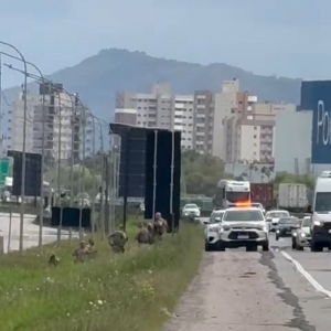PLANTÃO | Motociclista empina moto em via pública, foge, cai em rodovia e termina preso