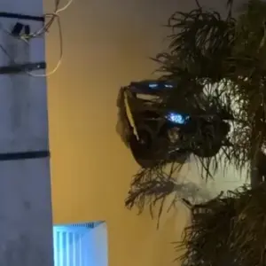 Motorista erra marcha e derruba parede de prédio em Itapema