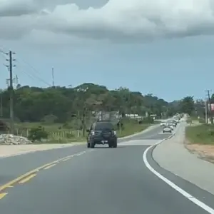 Motorista é flagrado trafegando em zigue-zague na SC-410 e causa acidente