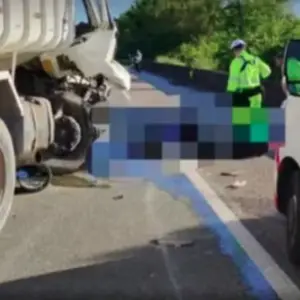 Colisão traseira na BR-101 deixa um homem morto e outro ferido