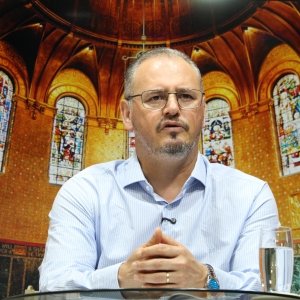 Renove sua fé e encontre força nas mensagens e orações do Padre Elizandro, ao vivo nesta tarde