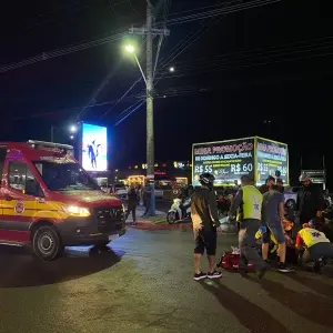 Motociclista fica gravemente ferido após colisão com carro 