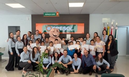 Alunos de Tijucas recebem certificados por participação no projeto de educação financeira