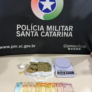 Três pessoas são presas por tráfico de drogas no Centro de Tijucas