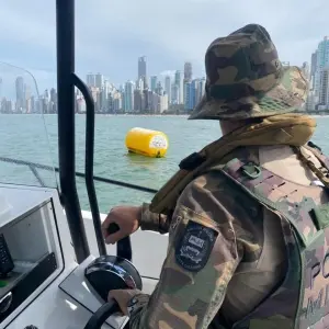 Operação conjunta realiza fiscalização de jet skis em praia