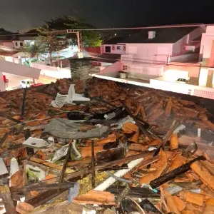 Incêndio em casa abandonada  é controlado após rápida ação dos bombeiros