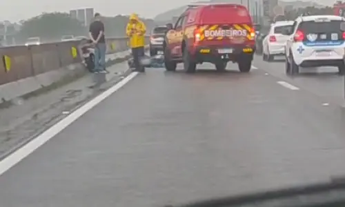 Colisão entre moto e SUV deixa duas pessoas feridas na BR-101 em Porto Belo