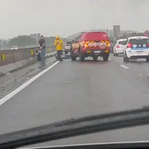 Colisão entre moto e SUV deixa duas pessoas feridas na BR-101 em Porto Belo