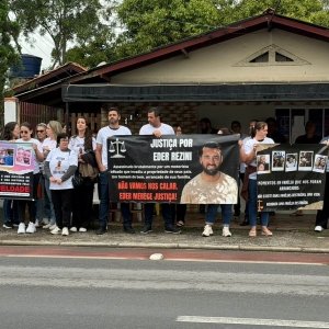 Júri do caso Éder Rezini tem depoimentos emocionados e clima tenso no Fórum de Tijucas