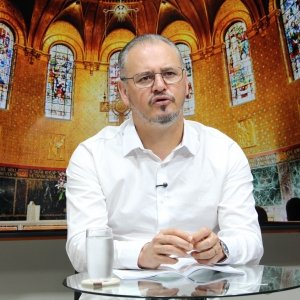 Tarde especial de fé e oração com Padre Elizandro, trazendo palavras que confortam, renovam e edificam