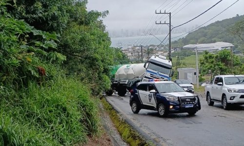 Caminhão perde freio e provoca bloqueio parcial no Morro de Bombas, em Bombinhas