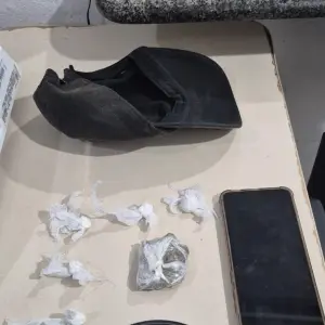 Homem é abordado após tentativa de fuga com drogas e celular