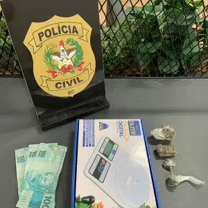 Mandado de busca revela drogas e materiais usados no tráfico; multas pelas pichações somam R$ 63 mil