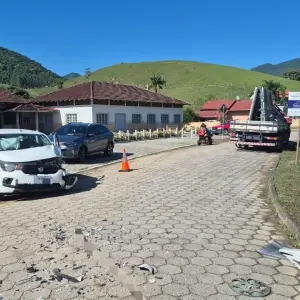Colisão frontal entre carro e caminhão deixa três pessoas feridas na Estrada Geral da Itinga, em Tijucas