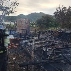 Incêndio destrói duas casas e mobiliza quatro viaturas dos bombeiros
