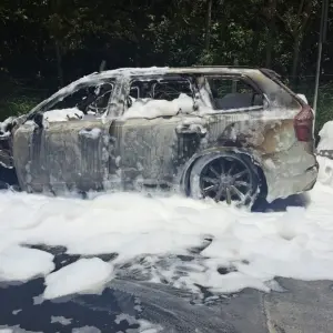 INCÊNDIO | Carro é totalmente destruído por fogo