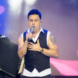 FOTOS NO AR | Zezé Di Camargo emociona fãs em apresentação especial na Tijufest