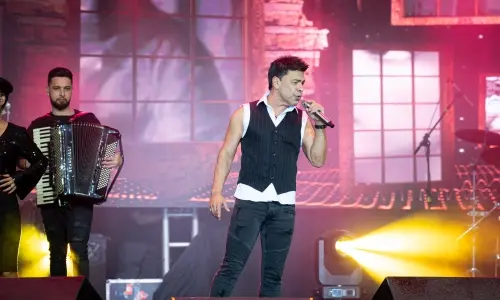 Zezé Di Camargo emociona público na segunda noite da Tijufest