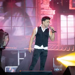 Zezé Di Camargo emociona público na segunda noite da Tijufest